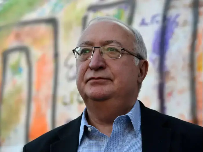 פרופסור מנואל טרכטנברג בהפגנת הסייעות, כיכר רבין מרץ 2015 (ניב אהרונסון) פרופסור מנואל טרכטנברג בהפגנת הסייעות, כיכר רבין מרץ 2015 (ניב אהרונסון)