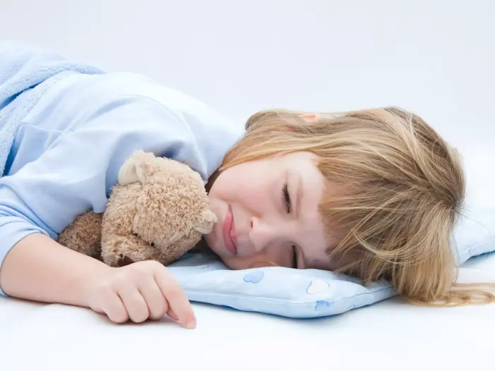 ילדה חולמת חלום רע (ShutterStock) ילדה חולמת חלום רע (ShutterStock)