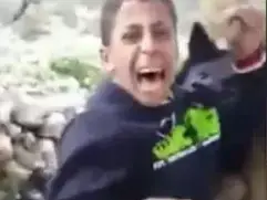 חיילים שיסו כלב בנער פלסטיני, מרץ 2015 (צילום מסך) חיילים שיסו כלב בנער פלסטיני, מרץ 2015 (צילום מסך)
