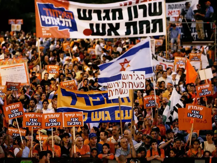 מחאה כנגד תכנית ההתנתקות, כיכר רבין. אוגוסט 2005 (AP) מחאה כנגד תכנית ההתנתקות, כיכר רבין. אוגוסט 2005 (AP)