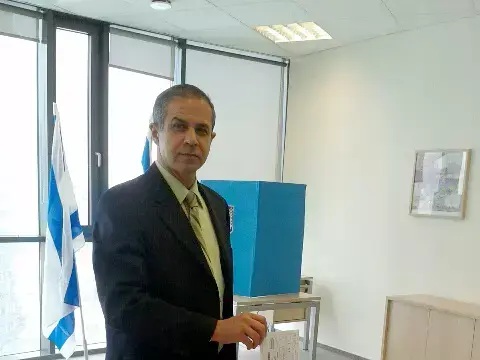 שגריר ישראל בליטא אמיר מימון בקלפי לכנסת ה-20 בוילנה (משרד החוץ) שגריר ישראל בליטא אמיר מימון בקלפי לכנסת ה-20 בוילנה (משרד החוץ)