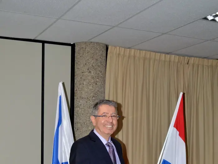 חיים דיבון שגריר ישראל בהולנד בקלפי לכנסת ה-20 בהאג (משרד החוץ) חיים דיבון שגריר ישראל בהולנד בקלפי לכנסת ה-20 בהאג (משרד החוץ)