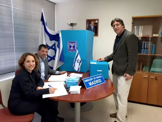אלון בר שגריר ישראל בספרד בקלפי לכנסת ה-20 במדריד (משרד החוץ) אלון בר שגריר ישראל בספרד בקלפי לכנסת ה-20 במדריד (משרד החוץ)