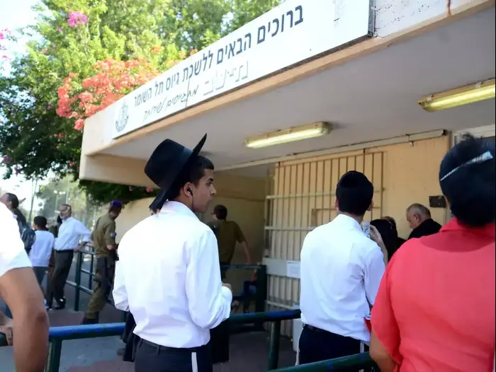 הרב גולדנטל מדגל התורה בשיחה עם אברך שהתייצב בממ"ח כדי לקבל פטור (מערכת וואלה! NEWS) הרב גולדנטל מדגל התורה בשיחה עם אברך שהתייצב בממ"ח כדי לקבל פטור (מערכת וואלה! NEWS)