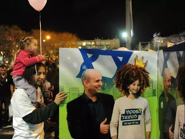 יו"ר הבית היהודי נפתלי בנט בעצרת הימין בכיכר רבין, מרץ 2015 (ראובן קסטרו) יו"ר הבית היהודי נפתלי בנט בעצרת הימין בכיכר רבין, מרץ 2015 (ראובן קסטרו)