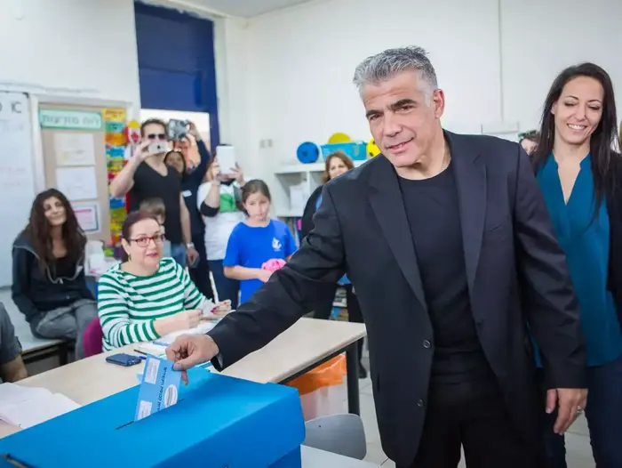 יאיר לפיד יו"ר יש עתיד מצביע בבחירות 2015, קלפיות נפתחו. תל אביב 17 במרץ, 2015 (יותם רונן) יאיר לפיד יו"ר יש עתיד מצביע בבחירות 2015, קלפיות נפתחו. תל אביב 17 במרץ, 2015 (יותם רונן)
