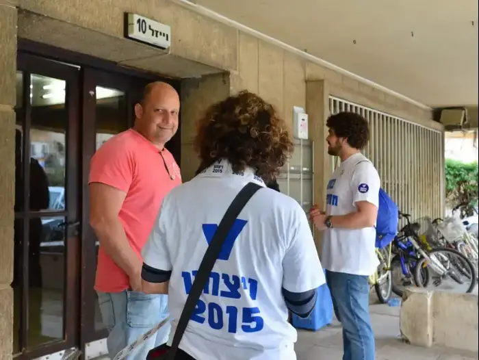 V15 בדיזנגוף ת"א משכנעים תושבים לצאת ולהצביע, 17 במרץ 2015. (ניב אהרונסון) V15 בדיזנגוף ת"א משכנעים תושבים לצאת ולהצביע, 17 במרץ 2015. (ניב אהרונסון)