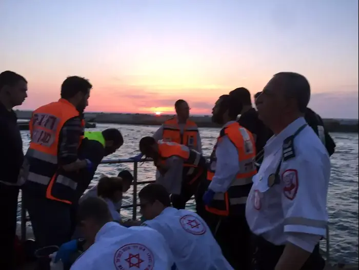 סירה עם 11 נוסעים התהפכה סמוך לנמל יפו, מרץ 2015 (מד"א) סירה עם 11 נוסעים התהפכה סמוך לנמל יפו, מרץ 2015 (מד"א)