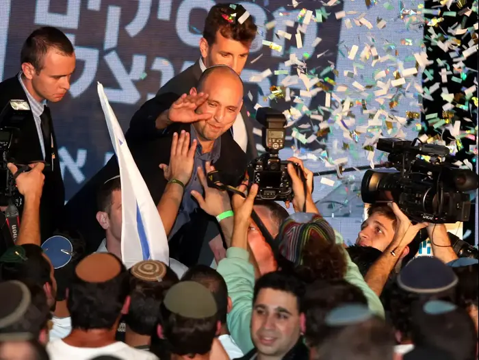 יו"ר הבית היהודי נפתלי בנט נואם במטה לאחר תוצאות המדגם, מרץ 2015 (קובי אליהו)