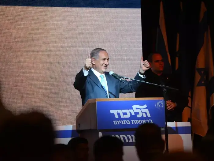 רוה"מ בנימין נתניהו נואם במטה מפלגת הליכוד, מרץ 2015 (ראובן קסטרו) רוה"מ בנימין נתניהו נואם במטה מפלגת הליכוד, מרץ 2015 (ראובן קסטרו)
