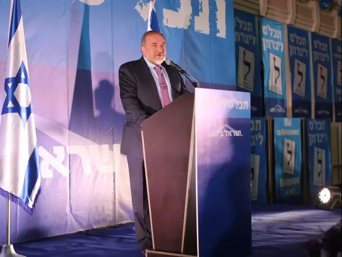 אביגדור ליברמן במטה ישראל ביתנו בירושלים, מרץ 2015 (טלי מאייר ) אביגדור ליברמן במטה ישראל ביתנו בירושלים, מרץ 2015 (טלי מאייר )