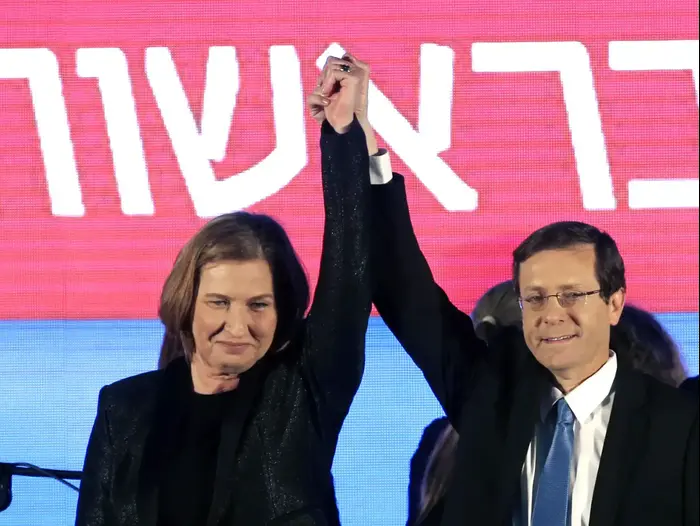 יצחק הרצוג וציפי לבני עם נבחרת המחנה הציוני במטה המחנה לאחר תוצאות הבחירות, מרץ 2015 (רויטרס) יצחק הרצוג וציפי לבני עם נבחרת המחנה הציוני במטה המחנה לאחר תוצאות הבחירות, מרץ 2015 (רויטרס)