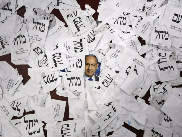 ראש הממשלה בנימין נתניהו ותומכי הליכוד בגני התערוכה בהכרזה על התוצאות, 17 במרץ 2015 (רויטרס)