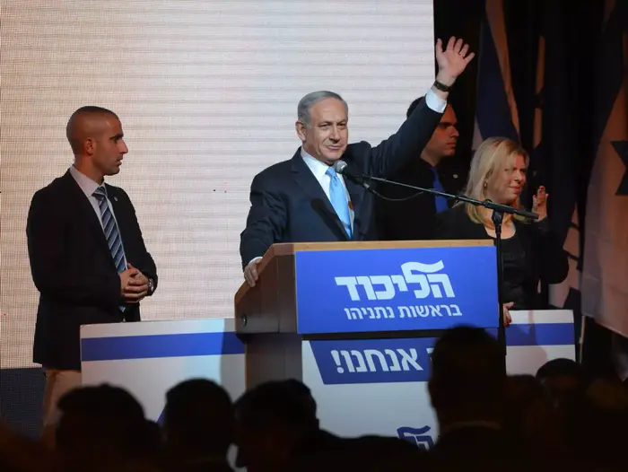 עמיר בניון ותומכי הליכוד בגני התערוכה בהכרזה על התוצאות, 17 במרץ 2015 (ראובן קסטרו)