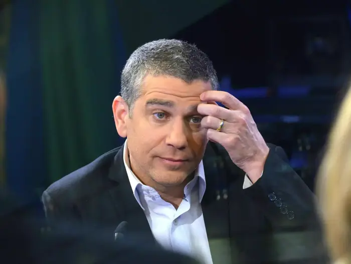 ינון מגל מתראיין באולפן וואלה, מרץ 2015 (ראובן קסטרו)