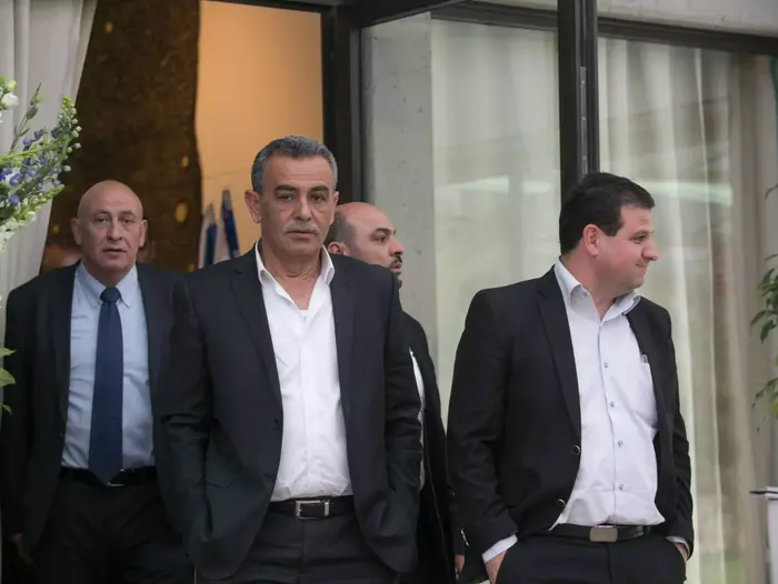 נציגי סיעת הרשימה המשותפת מחוץ לבית הנשיא, מרץ 2015 (נועם מושקוביץ) נציגי סיעת הרשימה המשותפת מחוץ לבית הנשיא, מרץ 2015 (נועם מושקוביץ)