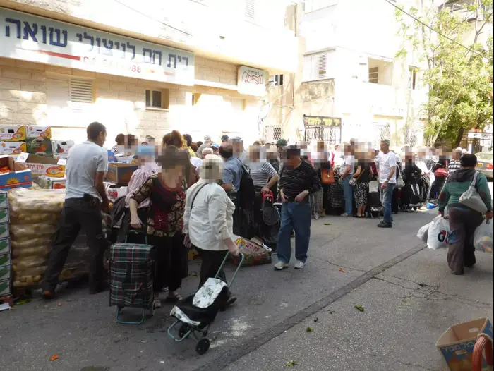חלוקת חבילות מזון לנזקקים בחיפה מרץ 2015 (מערכת וואלה! NEWS , דוד לוי) חלוקת חבילות מזון לנזקקים בחיפה מרץ 2015 (מערכת וואלה! NEWS , דוד לוי)