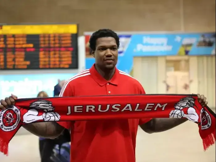 שחקן הפועל ירושלים דיון תומפסון (יוסי ציפקיס) שחקן הפועל ירושלים דיון תומפסון (יוסי ציפקיס)
