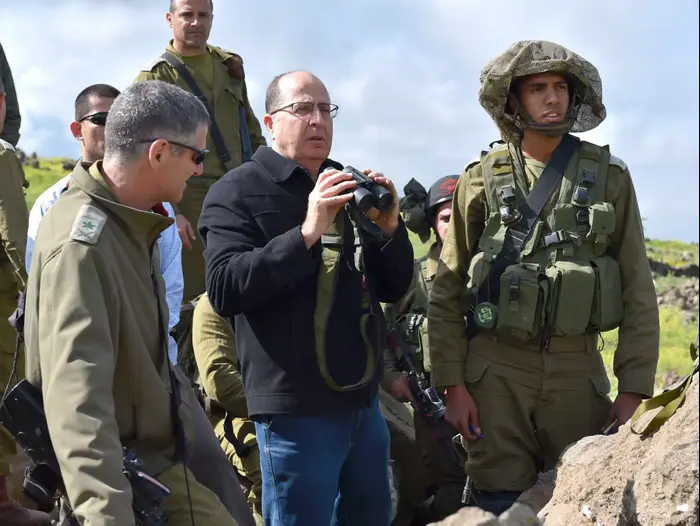שר הביטחון, משה (בוגי) יעלון, מביקורו בתרגיל חטיבת כפיר ברמת הגולן. אפריל 2015 (משרד הביטחון , אריאל חרמוני) שר הביטחון, משה (בוגי) יעלון, מביקורו בתרגיל חטיבת כפיר ברמת הגולן. אפריל 2015 (משרד הביטחון , אריאל חרמוני)