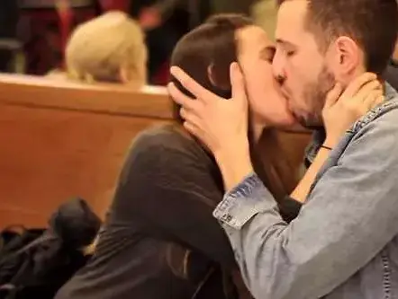 פארה ברוק מנשקת זרים ברחוב (צילום מסך , יוטיוב) פארה ברוק מנשקת זרים ברחוב (צילום מסך , יוטיוב)
