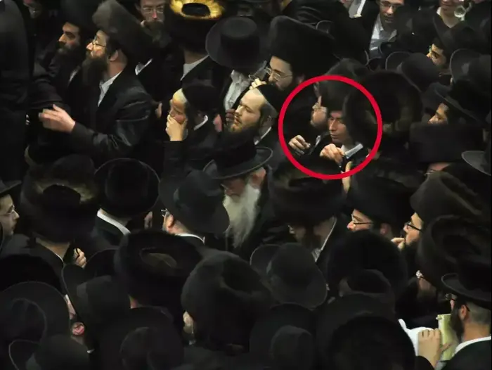 מרדכי גרבר דקות לפני מותו בלוויית הרב וואזנר, בני ברק, אפריל 2015 (מערכת וואלה! NEWS , יהודה פרקוביץ) מרדכי גרבר דקות לפני מותו בלוויית הרב וואזנר, בני ברק, אפריל 2015 (מערכת וואלה! NEWS , יהודה פרקוביץ)