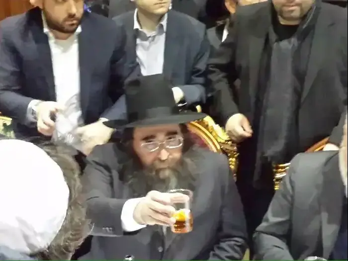 הרב יאשיהו פינטו בחיגות פורים בישיבתו בניו יורק, מרץ 2015 (מערכת וואלה! NEWS) הרב יאשיהו פינטו בחיגות פורים בישיבתו בניו יורק, מרץ 2015 (מערכת וואלה! NEWS)