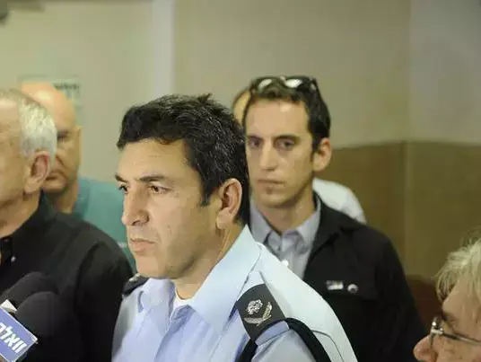 השר לביטחון הפנים יצחק אהרונוביץ' ומפקד המחוז הדרומי במשטרה ניצב יורם הלוי ביקרו את עומר וואליד, שנפצע באירוע הירי בסניף בנק בבאר שבע (דייב בוימוביץ') השר לביטחון הפנים יצחק אהרונוביץ' ומפקד המחוז הדרומי במשטרה ניצב יורם הלוי ביקרו את עומר וואליד, שנפצע באירוע הירי בסניף בנק בבאר שבע (דייב בוימוביץ')