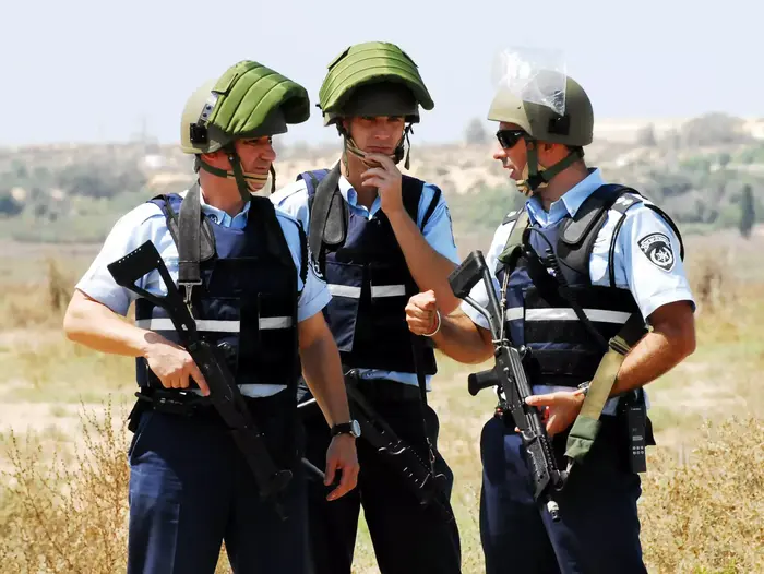 שוטרי משטרת ישראל מפרקים פצצה באשקלון, 2008 (ShutterStock) שוטרי משטרת ישראל מפרקים פצצה באשקלון, 2008 (ShutterStock)