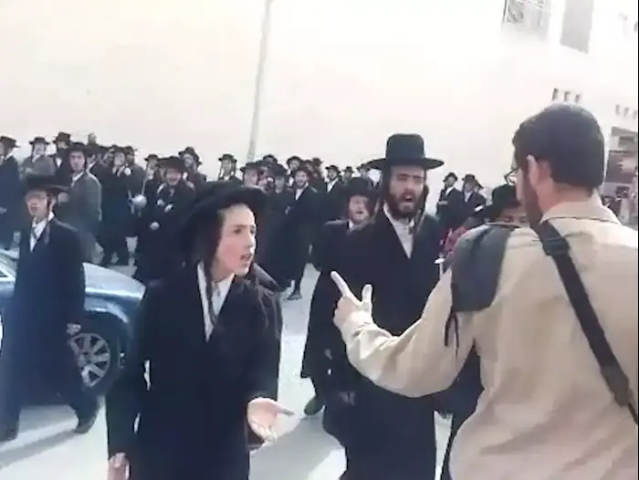 חרדים בבית שמש צעקו לחייל "נאצי" ביום השואה (אתר רשמי) חרדים בבית שמש צעקו לחייל "נאצי" ביום השואה (אתר רשמי)