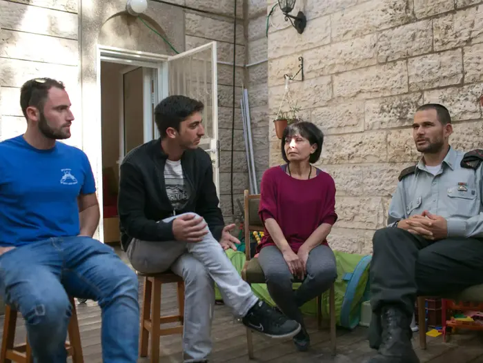 אימו וחבריו של סרן דמיטרי לויטס ז"ל (נועם מושקוביץ) אימו וחבריו של סרן דמיטרי לויטס ז"ל (נועם מושקוביץ)