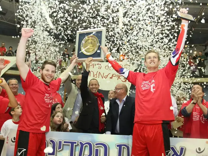 הפועל מטה אשר/עכו אלופת המדינה בכדורעף 2014/15 (אדריאן הרבשטיין) הפועל מטה אשר/עכו אלופת המדינה בכדורעף 2014/15 (אדריאן הרבשטיין)