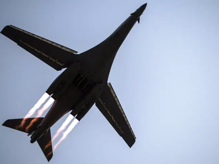 מפציץ מדגם B-1 של חיל האוויר האמריקני ממריא מבסיס אל-עדייד בקטאר להפצצות נגד יעדי דאעש (המדינה האיסלאמית) אפריל 2015 (אתר רשמי , חיל האוויר האמריקני) מפציץ מדגם B-1 של חיל האוויר האמריקני ממריא מבסיס אל-עדייד בקטאר להפצצות נגד יעדי דאעש (המדינה האיסלאמית) אפריל 2015 (אתר רשמי , חיל האוויר האמריקני)