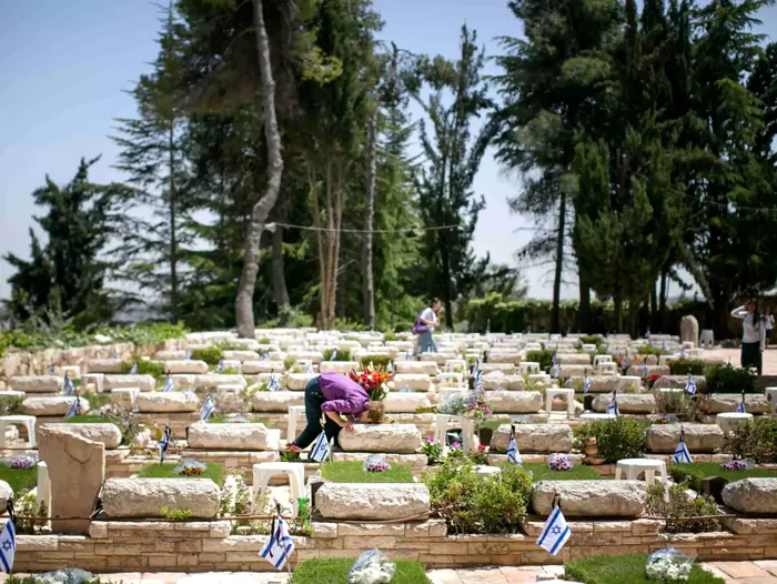 משפחות וחיילים עולים להר הרצל בערב יום הזיכרון, ירושלים. אפריל 2015 (נועם מושקוביץ) משפחות וחיילים עולים להר הרצל בערב יום הזיכרון, ירושלים. אפריל 2015 (נועם מושקוביץ)