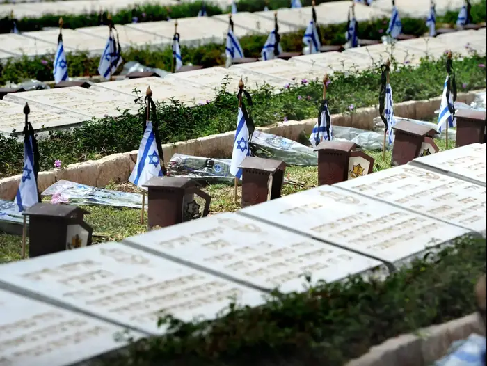 תלמידים מגבעת שמואל בבית קברות נחלת יצחק , אפריל 2015 (ראובן קסטרו) תלמידים מגבעת שמואל בבית קברות נחלת יצחק , אפריל 2015 (ראובן קסטרו)