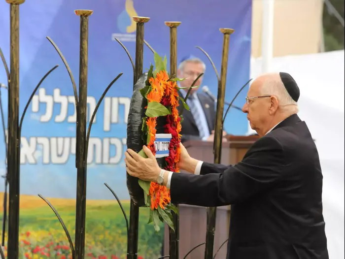 נשיא המדינה, ראובן ריבלין, הטקס הממלכתי לחללי מערכות ישראל, הר הרצל. אפריל 2015 (פול צלמים , גיל יוחנן) נשיא המדינה, ראובן ריבלין, הטקס הממלכתי לחללי מערכות ישראל, הר הרצל. אפריל 2015 (פול צלמים , גיל יוחנן)