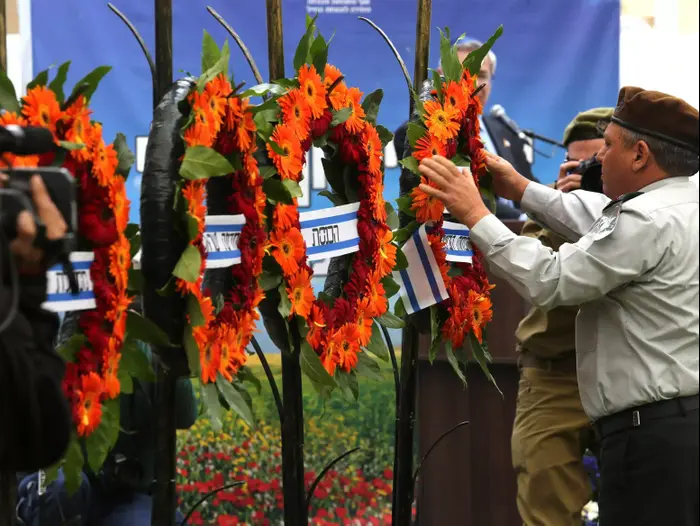 הרמטכ"ל גדי איזנקוט, ראש הממשלה בנימין נתניהו והנשיא ראובן ריבלין בבטקס הממלכתי לחללי מערכות ישראל, הר הרצל. אפריל 2015 (פול צלמים , גיל יוחנן)