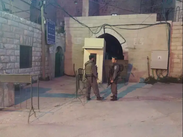 מחסום צלבנית הסמוך למערכת המכפלה, דקות לאחר פיגוע דקירה, אפריל 2015 (חטיבת דובר המשטרה) מחסום צלבנית הסמוך למערכת המכפלה, דקות לאחר פיגוע דקירה, אפריל 2015 (חטיבת דובר המשטרה)