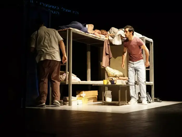 מתוך ההצגה "הזמן המקביל", תיאטרון אל-מידאן, אפריל 2015 (ערן גילווארג) מתוך ההצגה "הזמן המקביל", תיאטרון אל-מידאן, אפריל 2015 (ערן גילווארג)