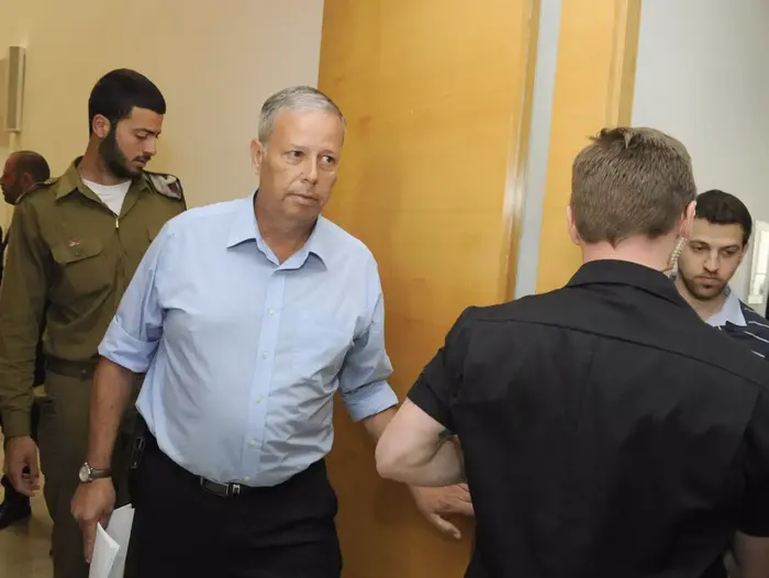 שמעון גפסו ביציאה מבית המשפט המחוזי בחיפה אחרי גזר הדין, 26 באפריל 2015 (ערן גילווארג) שמעון גפסו ביציאה מבית המשפט המחוזי בחיפה אחרי גזר הדין, 26 באפריל 2015 (ערן גילווארג)