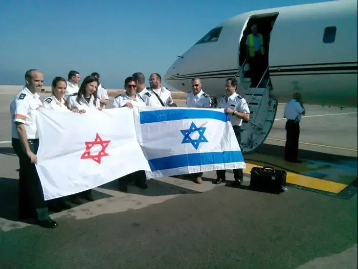 משלחת החילוץ של מד"א יוצאת לנפאל, שדה דב אפריל 2015 (אבי כהן) משלחת החילוץ של מד"א יוצאת לנפאל, שדה דב אפריל 2015 (אבי כהן)