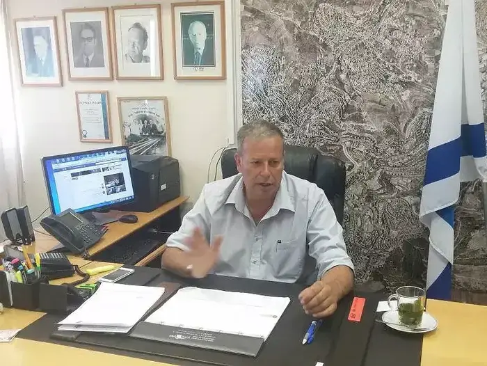 שמעון גפסו, ראש עיריית נצרת עילית, במשרדו (יח"צ , דוברות עיריית נצרת עילית) שמעון גפסו, ראש עיריית נצרת עילית, במשרדו (יח"צ , דוברות עיריית נצרת עילית)