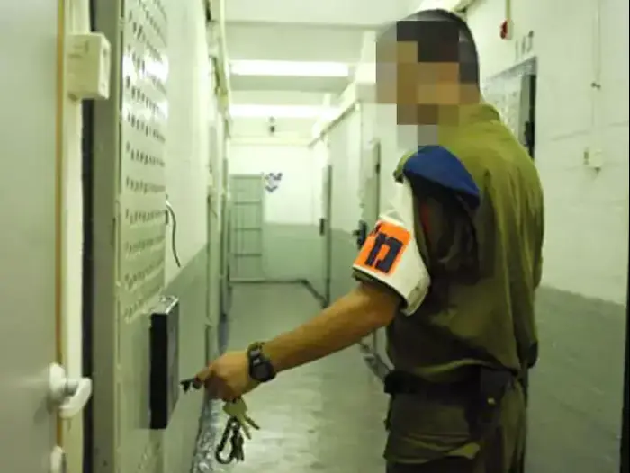 שוטר צבאי בכלא צבאי (דובר צה"ל)