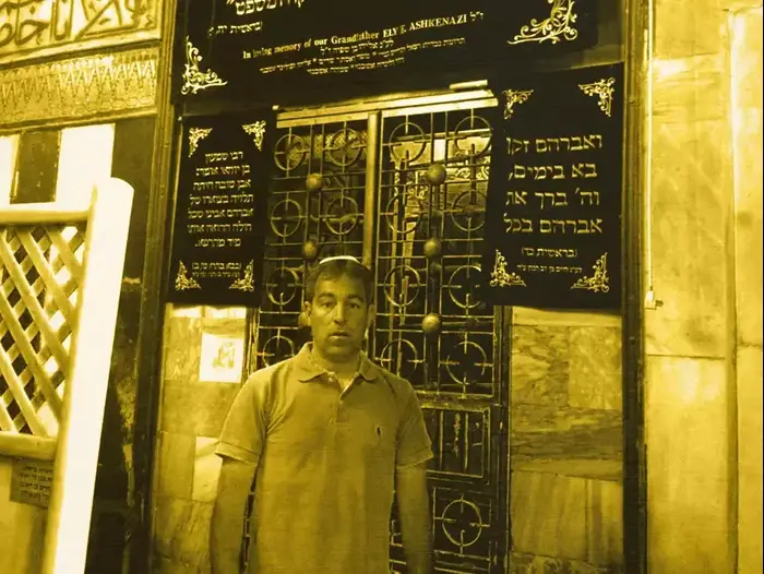 ירון הוכנבוים, מאמן הפועל עפולה, במערת המכפלה (יח"צ) ירון הוכנבוים, מאמן הפועל עפולה, במערת המכפלה (יח"צ)