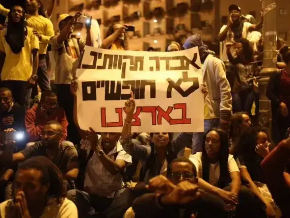 הפגנת בני העדה האתיופית נגד אלימות משטרה, אפריל 2015 (טלי מאייר ) הפגנת בני העדה האתיופית נגד אלימות משטרה, אפריל 2015 (טלי מאייר )