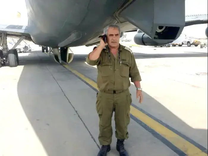 סא"ל במילואים דרור בן עמי, המשתתף במשלחת החילוץ של פיקוד העורף לנפאל, ליד מטוס ההרקולס מסוג שמשון לפני הטיסה לנפאל (דובר צה"ל) סא"ל במילואים דרור בן עמי, המשתתף במשלחת החילוץ של פיקוד העורף לנפאל, ליד מטוס ההרקולס מסוג שמשון לפני הטיסה לנפאל (דובר צה"ל)