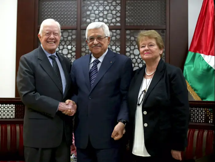 נשיא ארצות הברית לשעבר, ג'ימי קרטר, יו"ר הרשות אבו מאזן וראשת ממשלת נורבגיה לשעבר, גרו הארלם ברונדטלנד בפגישה ברמאללה 02 מאי 2015 (רויטרס) נשיא ארצות הברית לשעבר, ג'ימי קרטר, יו"ר הרשות אבו מאזן וראשת ממשלת נורבגיה לשעבר, גרו הארלם ברונדטלנד בפגישה ברמאללה 02 מאי 2015 (רויטרס)