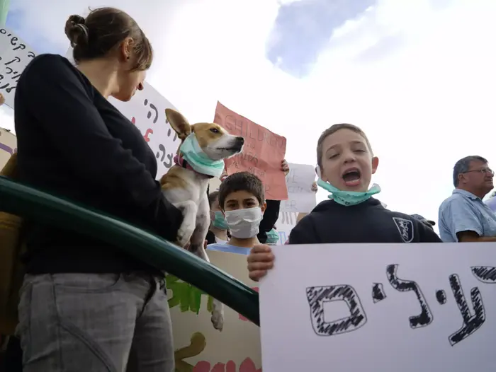 הפגנה נגד המפעלים המזהמים, חיפה, 03.05.2015 (ערן גילווארג) הפגנה נגד המפעלים המזהמים, חיפה, 03.05.2015 (ערן גילווארג)