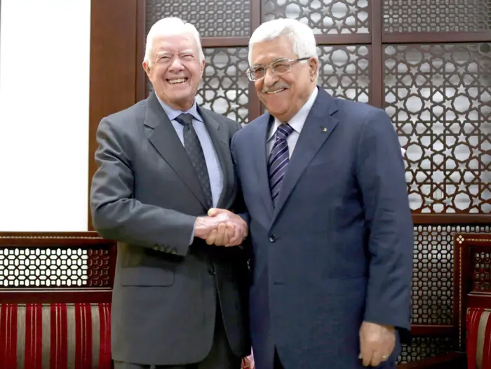 אבו מאזן מארח את הנשיא לשעבר ג'ימי קרטר רמאללה, 2 במאי 2015 (AP) אבו מאזן מארח את הנשיא לשעבר ג'ימי קרטר רמאללה, 2 במאי 2015 (AP)