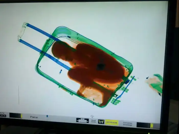 ילד בן 8 נמצא בתוך מזוודה בגבול שבין מרוקו לספרד, מאי 2015 (רויטרס) ילד בן 8 נמצא בתוך מזוודה בגבול שבין מרוקו לספרד, מאי 2015 (רויטרס)