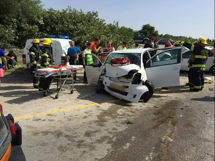 תאונת דרכים בכביש 3 בין לטרון לירושלים 09 מאי 2015 (מד"א) תאונת דרכים בכביש 3 בין לטרון לירושלים 09 מאי 2015 (מד"א)